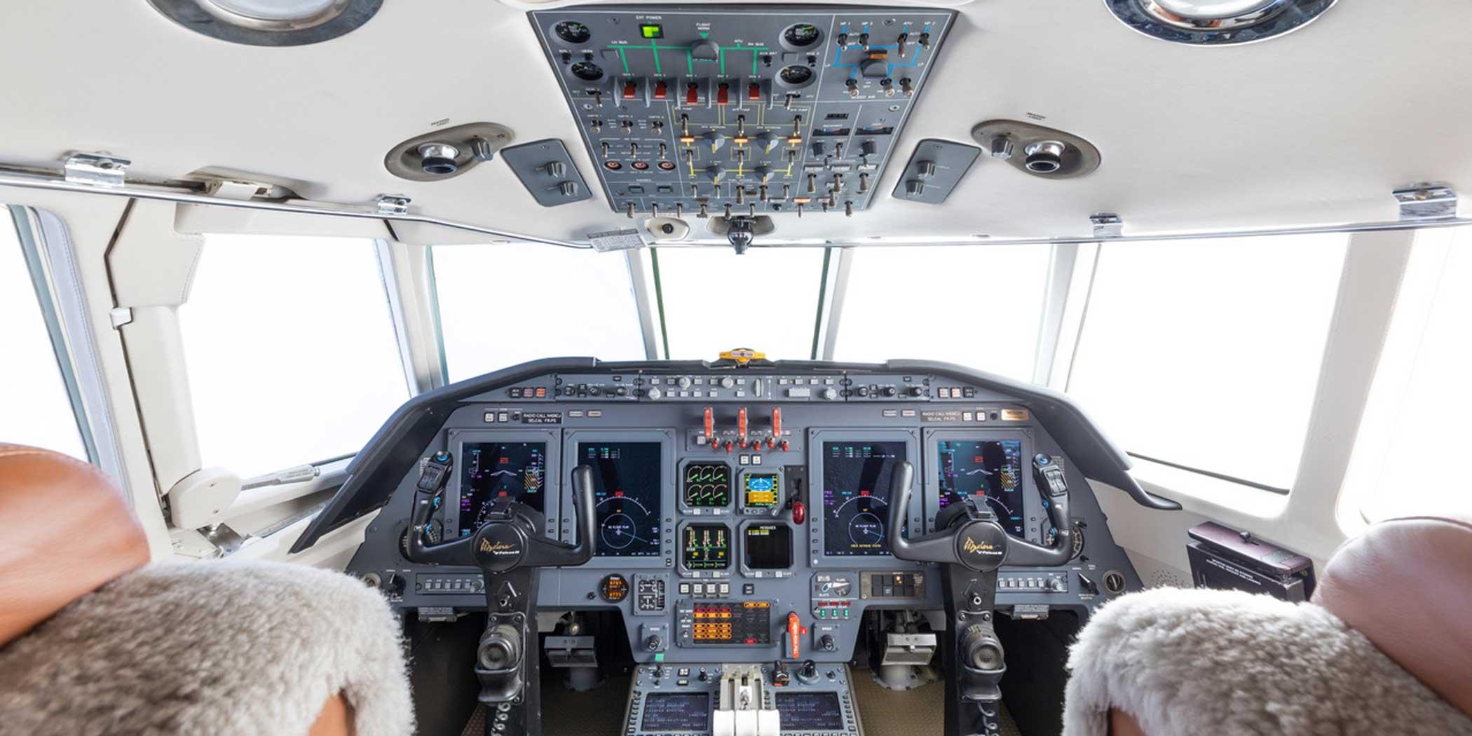 Falcon 50/50EX cockpit  Photo: The Dyer Group.