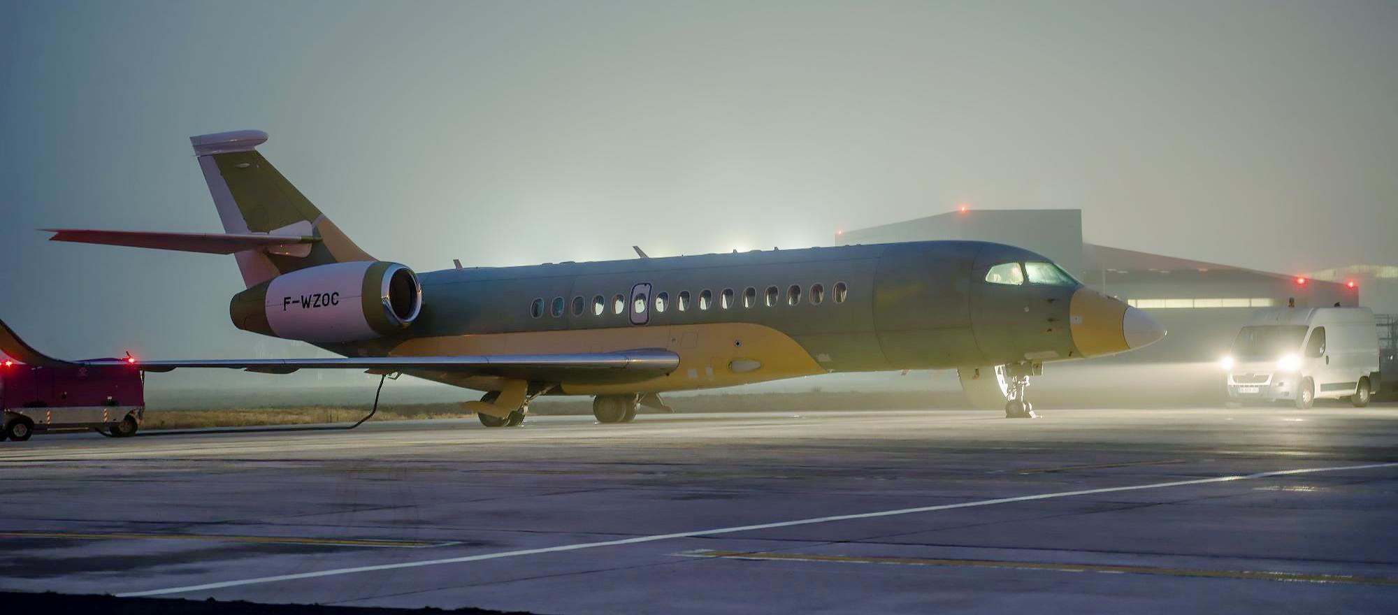 Dassault Falcon 6X Serial Number 5 taxis for departure from France’s Bordeaux-Mérignac Airport (Photo: Dassault FalconJet)
