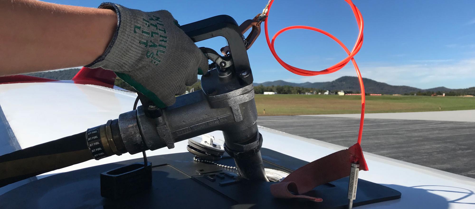 jet A fueling nozzle in overwing refueling port