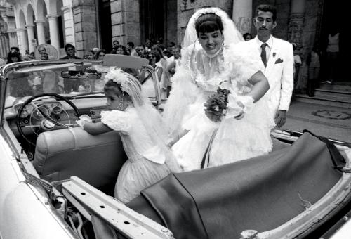 A newly married couple in Havana. PHOTOS: MANUELLO PAGANELLI
