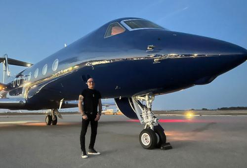 Kenny Aronoff with aircraft