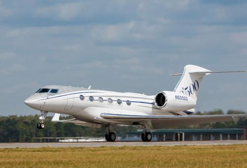 G500 has a clean cabin design from the large oval cabin windows to the slick wing with an aggressive 36-degree sweep.