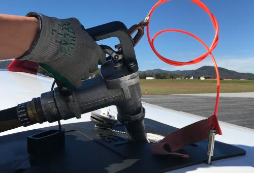 jet A fueling nozzle in overwing refueling port