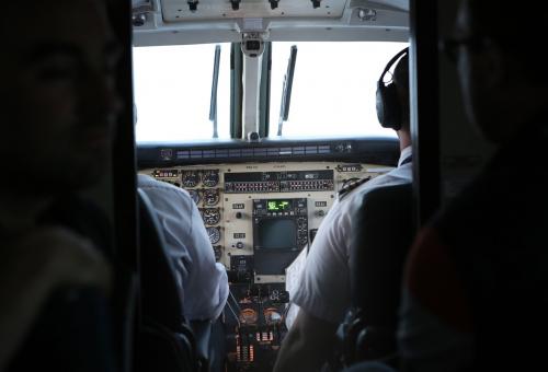 Pilots in flight deck of airliner (Photo: Pixabay)